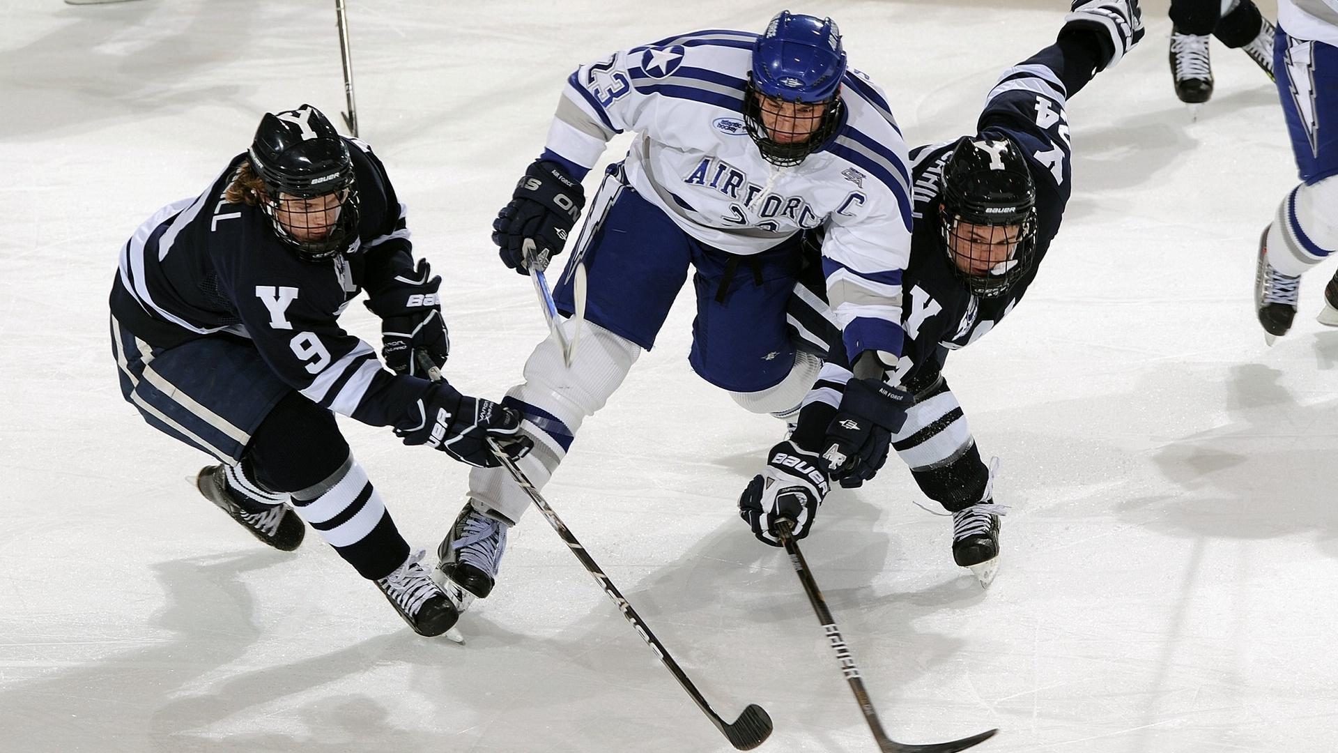 雪地飞盘公开赛 白色背景中橙色飞盘轨迹清晰可见